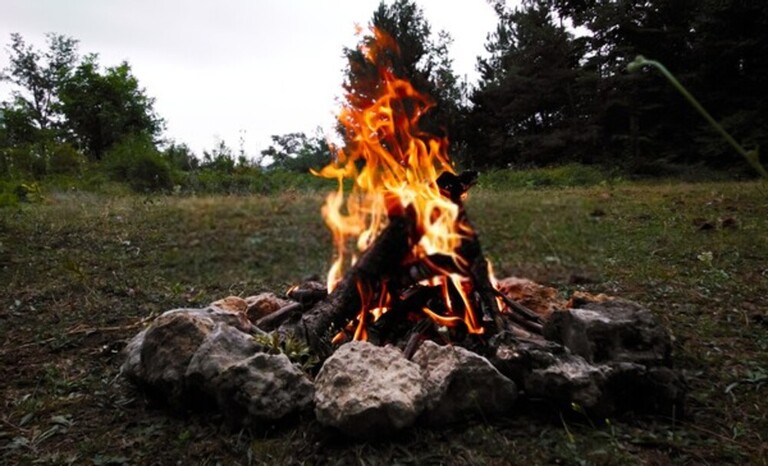 How To Build A Roaring Campfire & Keep It Burning All Night?