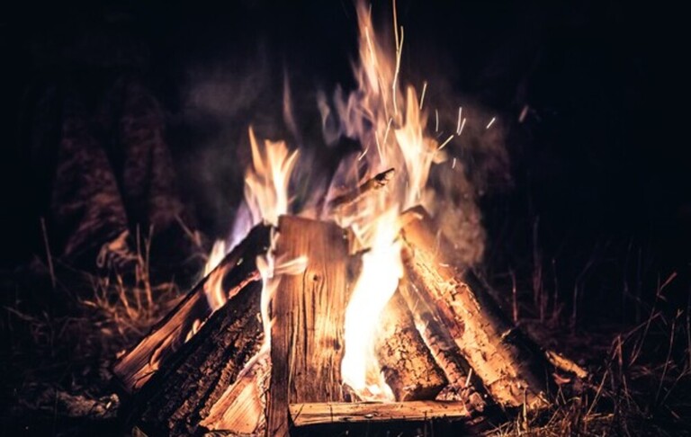 How To Build A Roaring Campfire & Keep It Burning All Night?